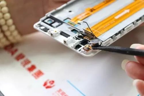 修手机长个心眼 几招教你判断手机零件是否被偷换